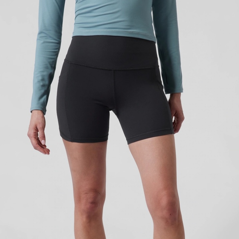 Athleta Salutation Stash Pocket II 5" Short